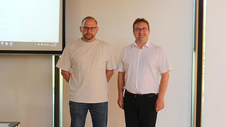 B&uuml;rgermeister Stefan Baumgartner mit dem neu gew&auml;hlten GR-Mitglied Peter Lommer nach dessen Vereidigung.