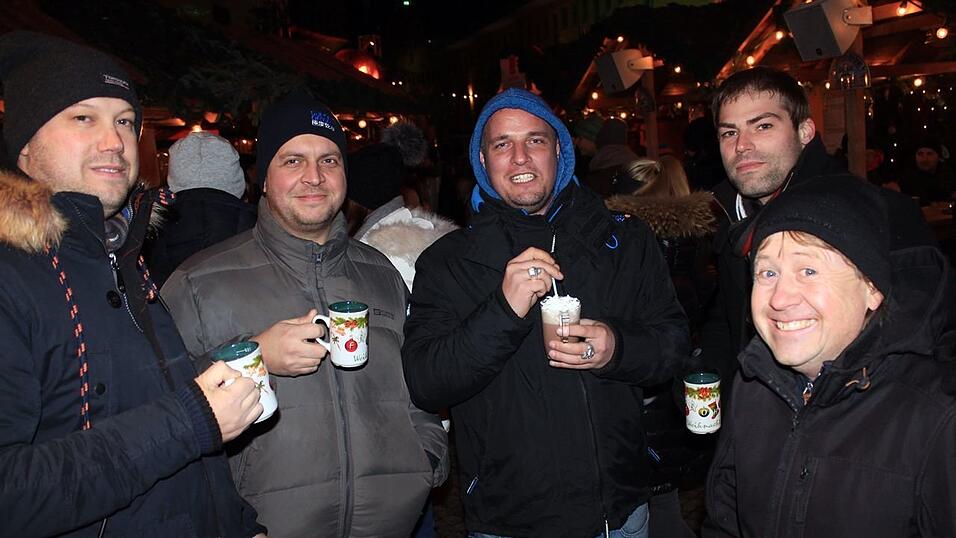 Der Christkindlmarkt und die Weihnachtspyramide geh&ouml;ren in der Adventszeit zu den beliebtesten Treffpunkten in Landshut.