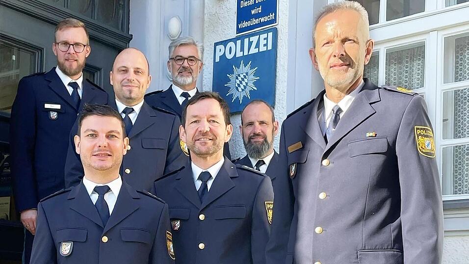 Thomas Schmidt (vorne links) wurde von Polizeivizepr&auml;sident Thomas Sch&ouml;niger (vorne rechts) im Beisein der Kollegen ins Amt eingef&uuml;hrt, Thomas Schr&ouml;pfer (vorne Mitte) verabschiedet.
