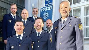 Thomas Schmidt (vorne links) wurde von Polizeivizepr&auml;sident Thomas Sch&ouml;niger (vorne rechts) im Beisein der Kollegen ins Amt eingef&uuml;hrt, Thomas Schr&ouml;pfer (vorne Mitte) verabschiedet.