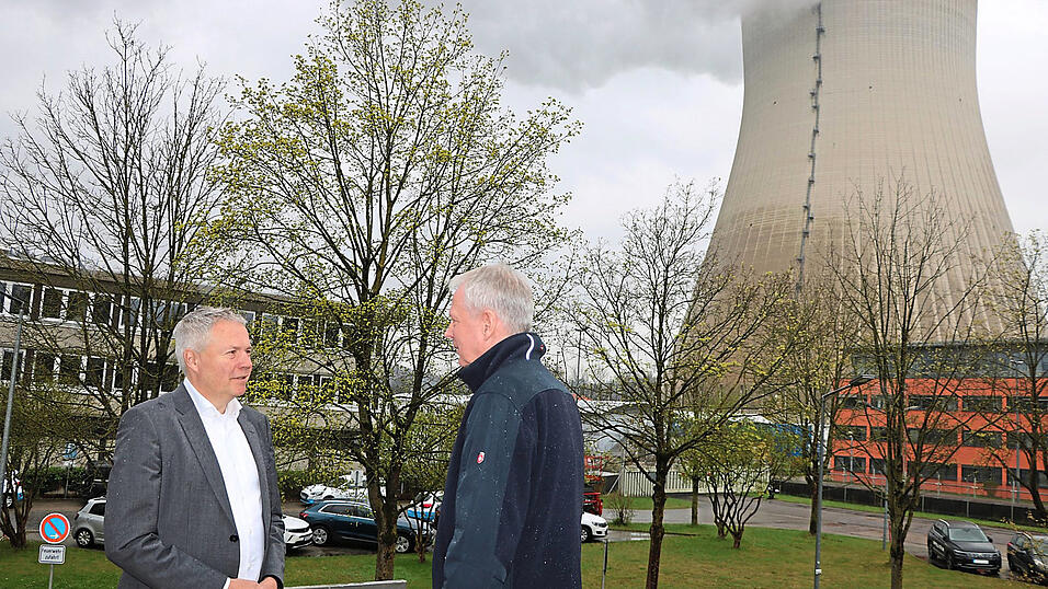 Da dampft der Kessel noch: Guido Knott, Geschäftsführer von Preussen-Elektra, und Standortleiter Carsten Müller am Samstagmorgen auf dem Balkon des Besucherzentrums des Kernkraftwerks. Sie begleiteten am späteren Abend die letzte Schicht, bevor das Kernkraftwerk Isar 2 vom Netz ging. Da dampft der Kessel noch: Guido Knott, Geschäftsführer von Preussen-Elektra, und Standortleiter Carsten Müller am Samstagmorgen auf dem Balkon des Besucherzentrums des Kernkraftwerks. Sie begleiteten am späteren Abend die letzte Schicht, bevor das Kernkraftwerk Isar 2 vom Netz ging.