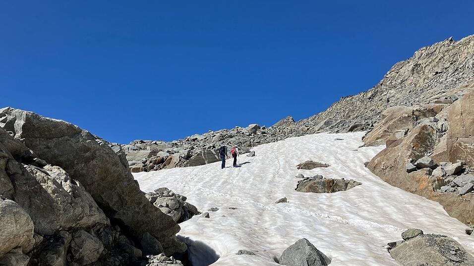 Auch Schneefelder werden weniger - ein Problem für die Wasserversorgung auf hochgelegenen Hütten.