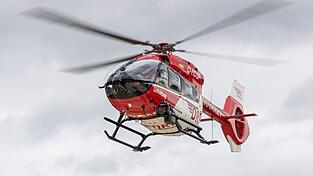 Ein Rettungshubschrauber brachte den verletzten Fahrer in ein Krankenhaus. (Symbolbild)