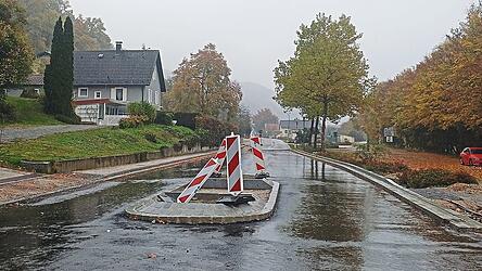 Die Staatsstraße 2 125 bei Bach wird im November asphaltiert. Ab Dezember soll die Durchfahrt dann aber wieder möglich sein.