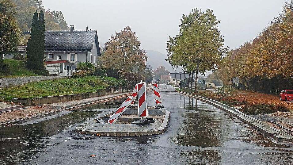 Die Staatsstraße 2 125 bei Bach wird im November asphaltiert. Ab Dezember soll die Durchfahrt dann aber wieder möglich sein. Die Staatsstraße 2 125 bei Bach wird im November asphaltiert. Ab Dezember soll die Durchfahrt dann aber wieder möglich sein.
