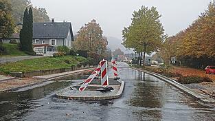 Die Staatsstraße 2 125 bei Bach wird im November asphaltiert. Ab Dezember soll die Durchfahrt dann aber wieder möglich sein.