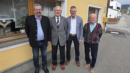 Erwin Vogl (2.v.l.) feierte seinen 85. Geburtstag. Ihm gratulierten (v.l.) B&uuml;rgermeister Johann Aumeier, FCM-Vorsitzender Norbert Neumeier und FC-Hauptkassier Manfred Peintinger.