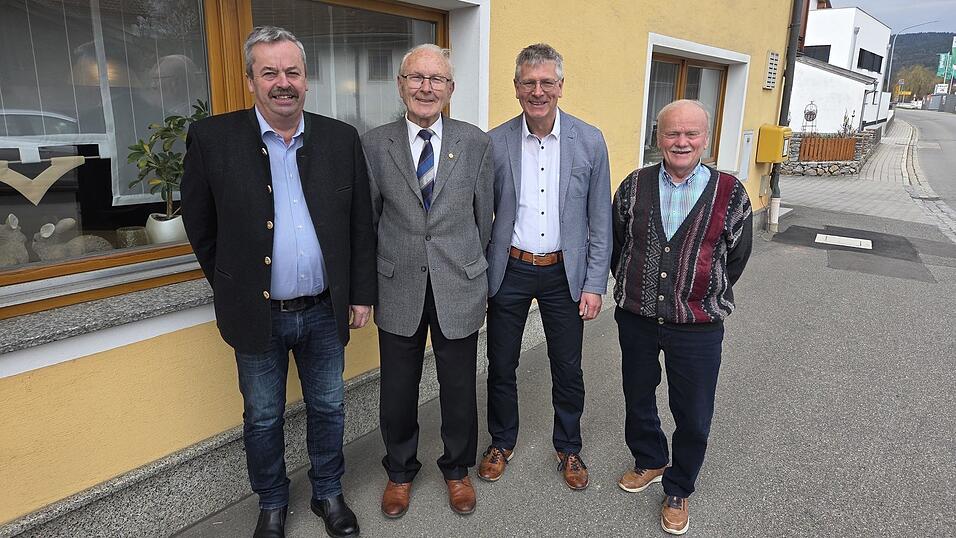 Erwin Vogl (2.v.l.) feierte seinen 85. Geburtstag. Ihm gratulierten (v.l.) B&uuml;rgermeister Johann Aumeier, FCM-Vorsitzender Norbert Neumeier und FC-Hauptkassier Manfred Peintinger.