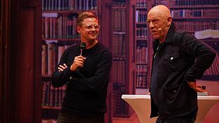 True-Crime-Talker Dr. Tino Grosche (links) und Gefängnisarzt sowie „Tatort“-Star Joe Bausch kommen am 21. Oktober mit ihrem Programm „Diagnose: Böses Hirn - krankes Hirn“ in die Alte Kaserne. True-Crime-Talker Dr. Tino Grosche (links) und Gefängnisarzt sowie „Tatort“-Star Joe Bausch kommen am 21. Oktober mit ihrem Programm „Diagnose: Böses Hirn - krankes Hirn“ in die Alte Kaserne.