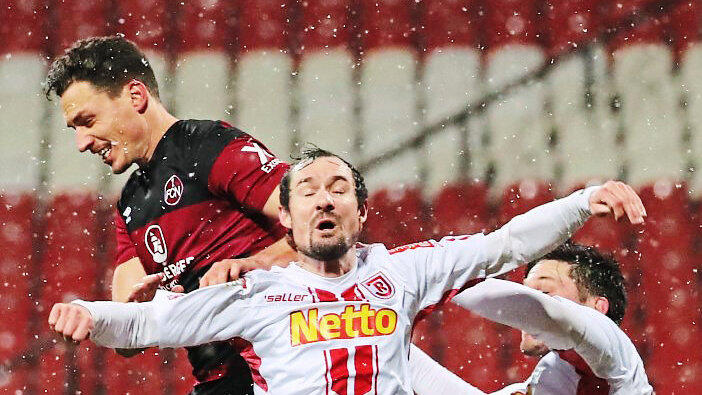 AUGEN ZU UND DURCH - nach dem Sieg in N&uuml;rnberg steht Sebastian Nachreiner (M.) und dem SSV Jahn im Heimspiel gegen Darmstadt erneut Schwerstarbeit bevor.