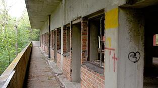 Die Geb&auml;ude waren mit Balkonen konzipiert, damit sich die Arbeiter bei einer Explosion darauf fl&uuml;chten konnten.