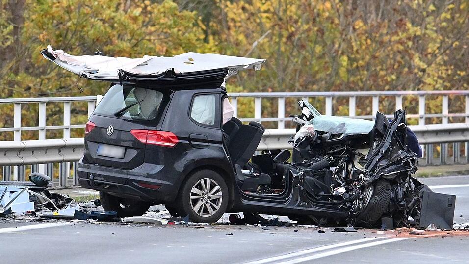 Der schwarze Pkw wurde völlig zerstört. Das Dach des Wagens ist größtenteils abgerissen. Der schwarze Pkw wurde völlig zerstört. Das Dach des Wagens ist größtenteils abgerissen.