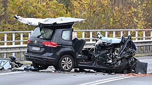 Der schwarze Pkw wurde völlig zerstört. Das Dach des Wagens ist größtenteils abgerissen. Der schwarze Pkw wurde völlig zerstört. Das Dach des Wagens ist größtenteils abgerissen.