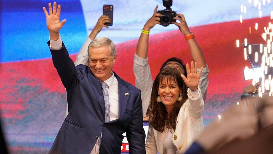 Der Pr&auml;sidentschaftskandidat Jose Antonio Kast von der oppositionellen Republikanischen Partei und seine Frau Maria Pia Adriasola winken ihren Anh&auml;ngern zu, nachdem er die Stichwahl in Santiago, Chile, gewonnen hat.