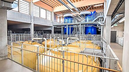 Das Brunnenfeld in Moos ist sehr ergiebig. Im dortigen Wasserwerk werden jährlich 3,5 Millionen Kubikmeter Wasser aufbereitet und über Fernwasserleitungen über 8.000 Quadratkilometer verteilt. Das Brunnenfeld in Moos ist sehr ergiebig. Im dortigen Wasserwerk werden jährlich 3,5 Millionen Kubikmeter Wasser aufbereitet und über Fernwasserleitungen über 8.000 Quadratkilometer verteilt.