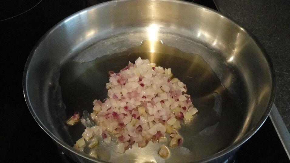 Zwiebelwürfel in der Pfanne in Öl anschwitzen.