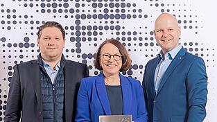 Matthias Schloderer (von links), OB Gertrud Maltz-Schwarzfischer und Intendant Sebastian Ritschel.