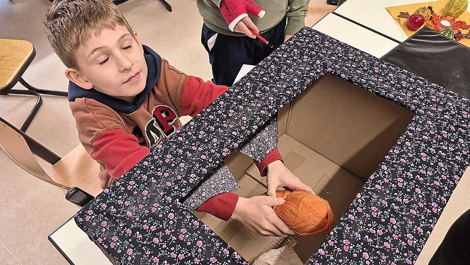 Nico erfühlt, was in der Kiste ist. Die Gegenstände darin wurden immer wieder ausgetauscht. Nico erfühlt, was in der Kiste ist. Die Gegenstände darin wurden immer wieder ausgetauscht.