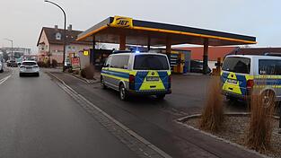 Polizeieinsatz an einer Tankstelle in Cham-Janahof.