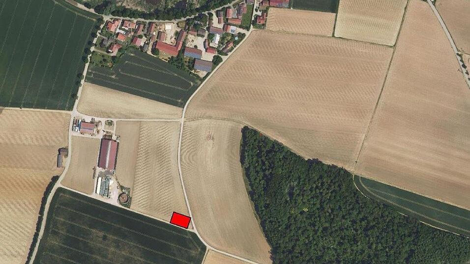 Die Kotlagerhalle (rot) ist s&uuml;dlich von Gm&uuml;nd und &ouml;stlich der Milchviehst&auml;lle eines Biobetriebs geplant.