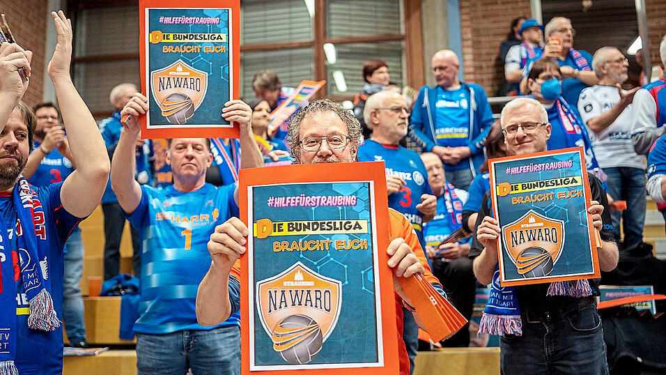 Solidaritätsbekundung einiger mitgereister Stuttgarter Fans in der Turmair-Volleyballarena für NawaRo Straubing. Solidaritätsbekundung einiger mitgereister Stuttgarter Fans in der Turmair-Volleyballarena für NawaRo Straubing.