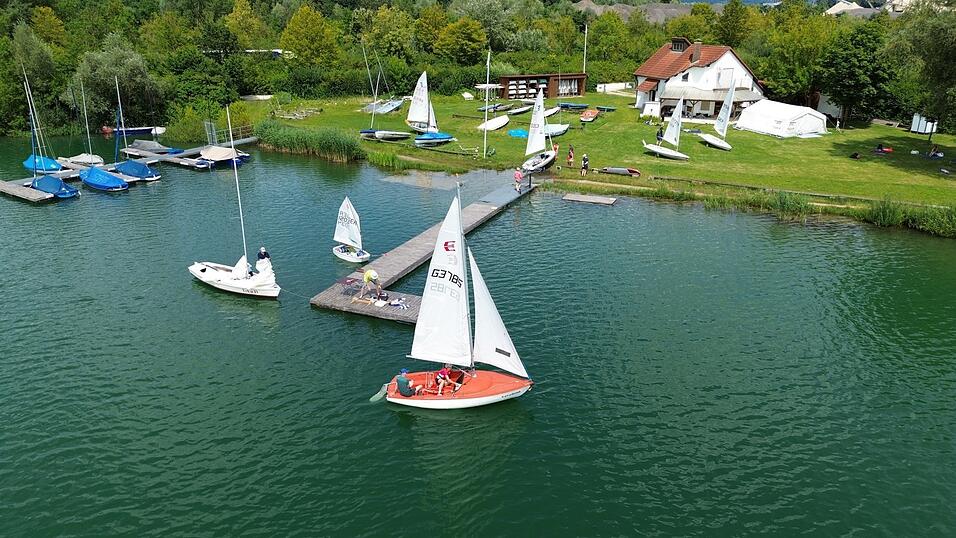Während der Saison findet beim SCRR für die Jugendlichen wöchentlich ein Segeltraining statt. Start und Ziel der Übungseinheiten ist das Vereinsgelände am Nordostufer des Guggenberger Sees. Während der Saison findet beim SCRR für die Jugendlichen wöchentlich ein Segeltraining statt. Start und Ziel der Übungseinheiten ist das Vereinsgelände am Nordostufer des Guggenberger Sees.