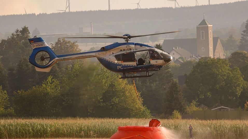 Bei Tageslicht sollen die Löschhubschrauber wieder fliegen. Bei Tageslicht sollen die Löschhubschrauber wieder fliegen.