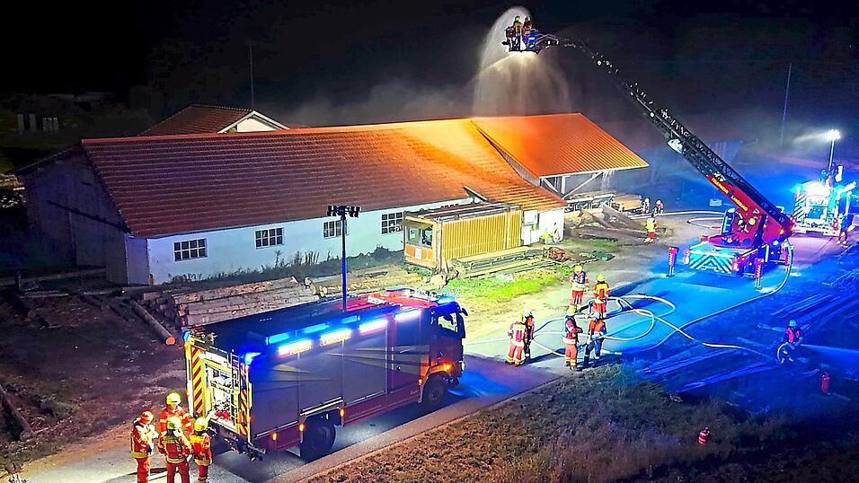 Das Brandobjekt bei der Gro&szlig;&uuml;bung mit den Einsatzfahrzeugen und Einsatzkr&auml;ften. Foto: