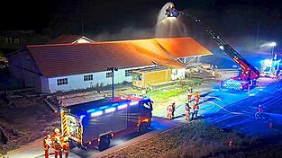 Das Brandobjekt bei der Gro&szlig;&uuml;bung mit den Einsatzfahrzeugen und Einsatzkr&auml;ften. Foto: