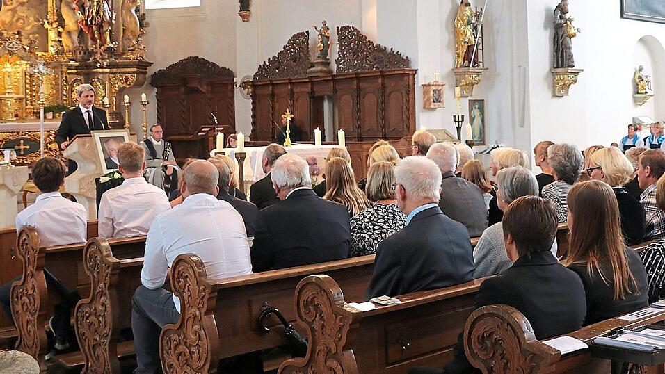 Große Anteilnahme: Viele Daberger, Drachenstich-Spieler und Further nahmen gestern Mittag von Hans Hackl Abschied. Bürgermeister Bauer würdigte nicht nur die Verdienste des langjährigen Sattelbogners, sondern erinnerte auch an emotionale Momente. Große Anteilnahme: Viele Daberger, Drachenstich-Spieler und Further nahmen gestern Mittag von Hans Hackl Abschied. Bürgermeister Bauer würdigte nicht nur die Verdienste des langjährigen Sattelbogners, sondern erinnerte auch an emotionale Momente.