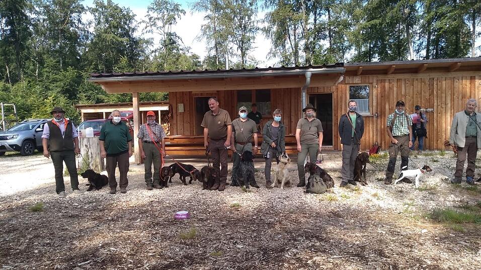Trotz der strengen Hygienevorschriften war die Durchführung von Gesellschaftsjagden und die Jagdhundeausbildung in den vergangenen Monaten Dank der 'hervorragenden Zusammenarbeit mit der Unteren Jagdbehörde und Landrat Peter Dreier möglich', wie Hubert Biberger betont. Trotz der strengen Hygienevorschriften war die Durchführung von Gesellschaftsjagden und die Jagdhundeausbildung in den vergangenen Monaten Dank der 'hervorragenden Zusammenarbeit mit der Unteren Jagdbehörde und Landrat Peter Dreier möglich', wie Hubert Biberger betont.