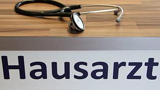 Ein Hausarzt in Spenge wird von einem Patienten zusammengeschlagen - jetzt fordern Mediziner eine Strafrechtsverschärfung. (Symbolbild)