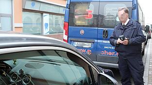 Ein Verkehrsüberwacher der Stadt Landshut bei der Arbeit.