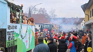 Tausende Schaulustige s&auml;umen die Stra&szlig;en in Mitterdorf, w&auml;hrend 25 Wagen und Fu&szlig;gruppen Richtung Grundschule ziehen.