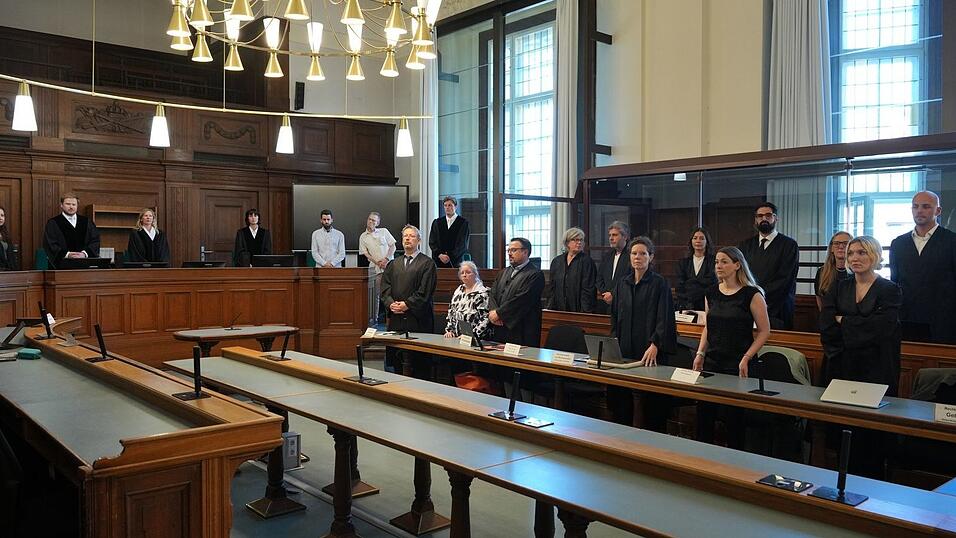 Die Nebenkl&auml;ger mit ihren Anw&auml;lten im Mordprozess gegen einen Palliativarzt.