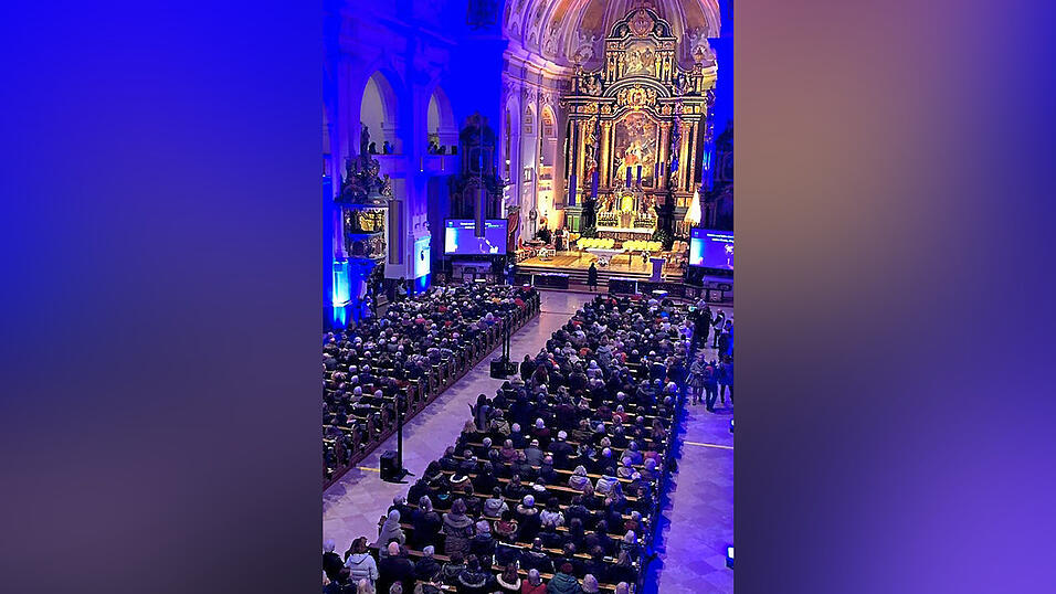In der Wallfahrtskirche in Alt&ouml;tting haben sich am Wochenende Tausende Gl&auml;ubige zum bundesweit ersten 'Adoratio'-Kongress getroffen.