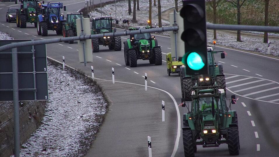 Viele Traktoren machten sich auf den Weg zur Kundgebung in Regensburg.