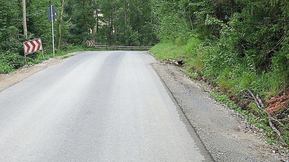 Eine unübersichtliche Kurve sowie die im Begegnungsverkehr zweier Lastwagen teils zu schmalen Bankette sind die Hauptprobleme entlang der Gemeindeverbindungsstraße zwischen Dornach und Holzmann. Eine unübersichtliche Kurve sowie die im Begegnungsverkehr zweier Lastwagen teils zu schmalen Bankette sind die Hauptprobleme entlang der Gemeindeverbindungsstraße zwischen Dornach und Holzmann.