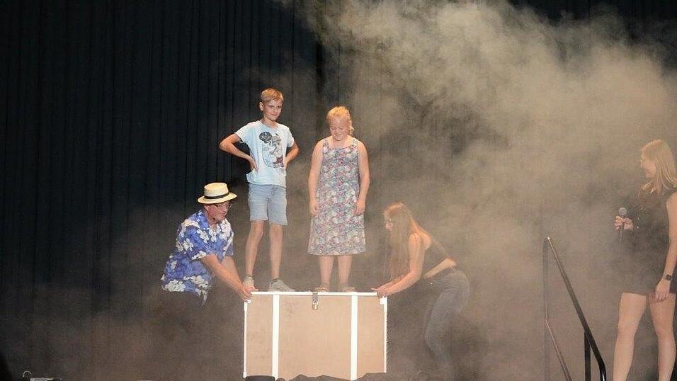 Bei der gro&szlig;en Illusion mit der Kiste wurde auch mit Rauch gearbeitet.