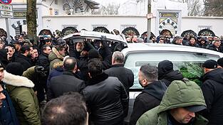 Ein Sarg wird nach dem Trauergebet vor der Beerdigung eines 62-Jährigen vor der Neuköllner Sehitlik-Moschee in einen Leichenwagen verladen. Ein Sarg wird nach dem Trauergebet vor der Beerdigung eines 62-Jährigen vor der Neuköllner Sehitlik-Moschee in einen Leichenwagen verladen.