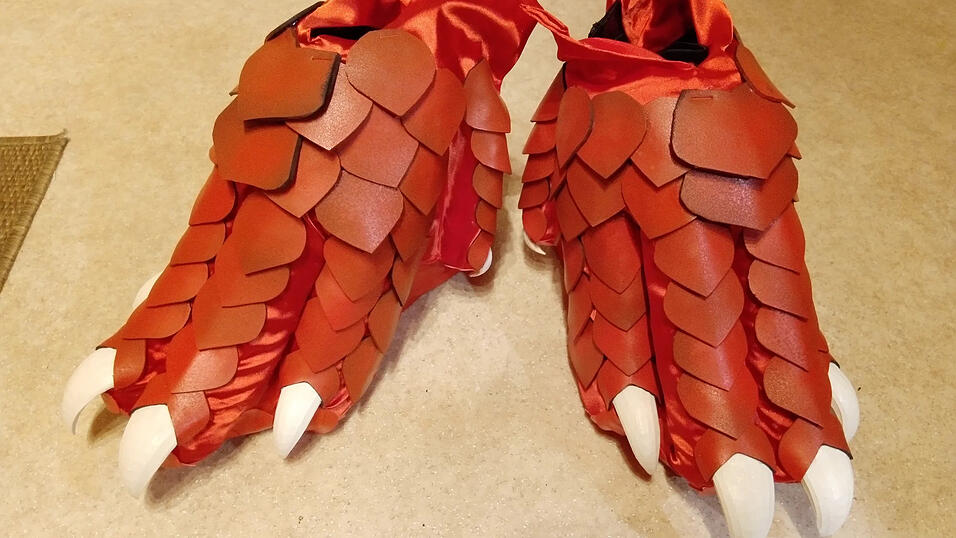 Die F&uuml;&szlig;e des Anzugs.