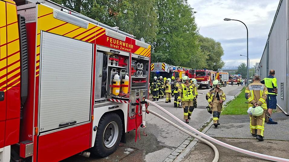 Ein Gro&szlig;aufgebot der Feuerwehr r&uuml;ckte am Mittwochvormittag zu einem Brand in einem Zwieseler Industriebetrieb aus.