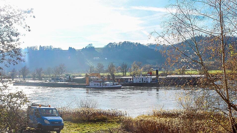 Für mehrere Stunden ging wegen der Bergungsmaßnahmen nichts mehr auf der Donau. Für mehrere Stunden ging wegen der Bergungsmaßnahmen nichts mehr auf der Donau.