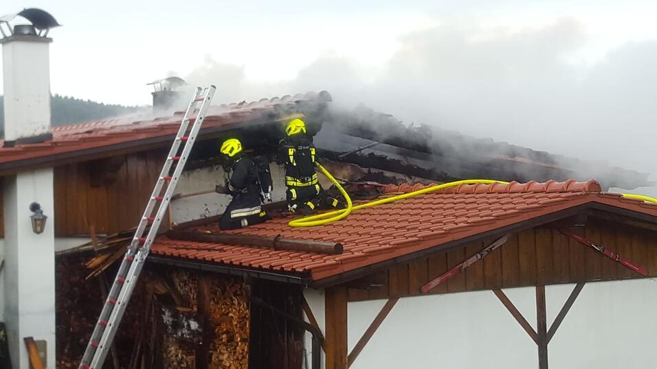 In einem Patersdorfer Ortsteil hat ein Blitz ein Wohnhaus entzündet.
