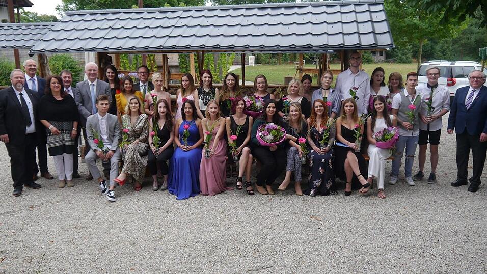 Drei Jahre der Ausbildung im Friseur-Beruf sind vorbei, alle haben ihre Abschluss-Pr&uuml;fung bestanden und bekamen bei der Freisprechungsfeier der Friseur-Innung Landshut ihre Gesellenbriefe &uuml;berreicht.