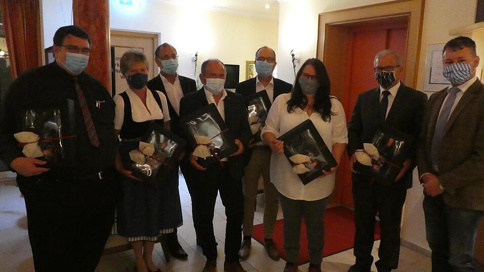 Bürgermeister Matthias Wallner (rechts) mit den ausgeschiedenen Gemeinderäten Thomas Zißler (links), Winfried Sepaintner (3. von links), Stefan Dittrich (4. von rechts), Martina Länger (3. von rechts), ehemaligem Zweiten Bürgermeister Hans Liebl (4. von links), Altbürgermeister Rudi Seidenader (2. von rechts) und der ehemaligen Kindergartenleitung Franziska Wirth (2. von links). Es fehlt: Georg Fundeis.