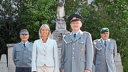 Deggendorfs dritte Bürgermeisterin Renate Wasmeier und der Vorsitzende des Soldaten- und Reservistenvereins Mietraching Hans-Jürgen Wandinger legten am Kriegerdenkmal eine Schale nieder.