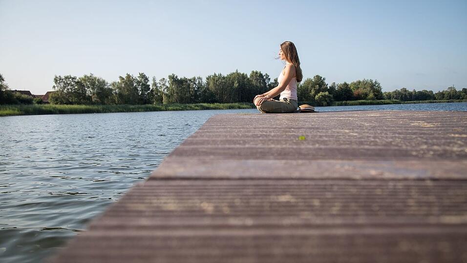 Achtsamkeit lässt sich mit kleinen Übungen einfach in den Alltag einbauen. Das hilft, Stress besser zu bewältigen. Achtsamkeit lässt sich mit kleinen Übungen einfach in den Alltag einbauen. Das hilft, Stress besser zu bewältigen.