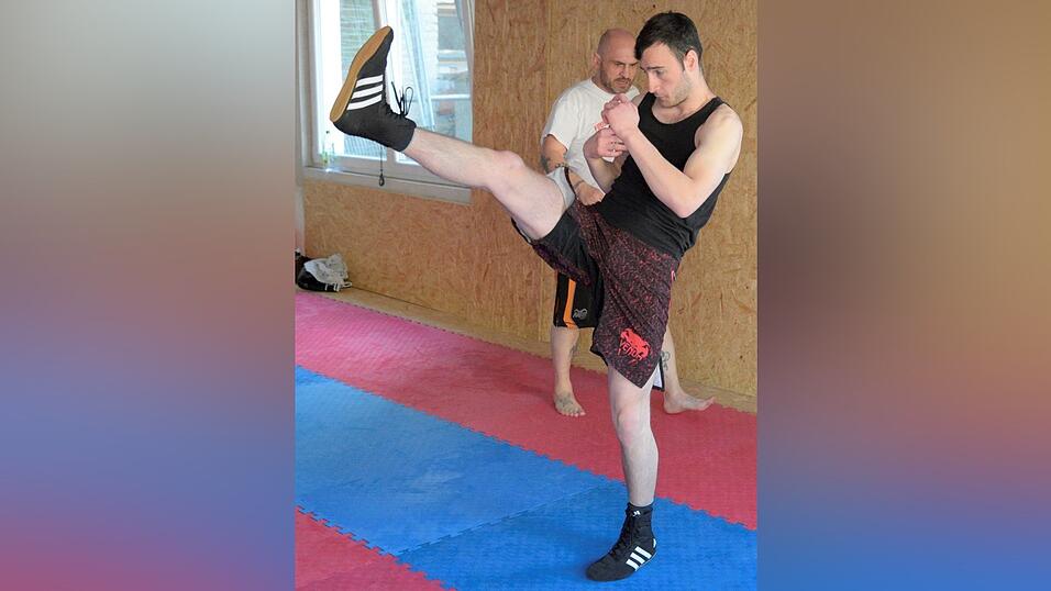 Sinnloses Prügeln? Beim Kampfsport MMA kommt es auch auf die Technik und die geistige und körperliche Fitness an. Sinnloses Prügeln? Beim Kampfsport MMA kommt es auch auf die Technik und die geistige und körperliche Fitness an.