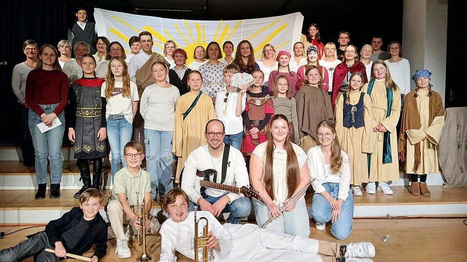 Der Jugendchor und die Ministrantenband der Pfarrei Bad K&ouml;tzting haben zusammen mit S&auml;ngerinnen von Kirchenchor, Frauenchor Con Cuore und weiteren S&auml;ngerinnen das Musical in der Aula des Benedikt-Stattler-Gymnasiums aufgef&uuml;hrt.